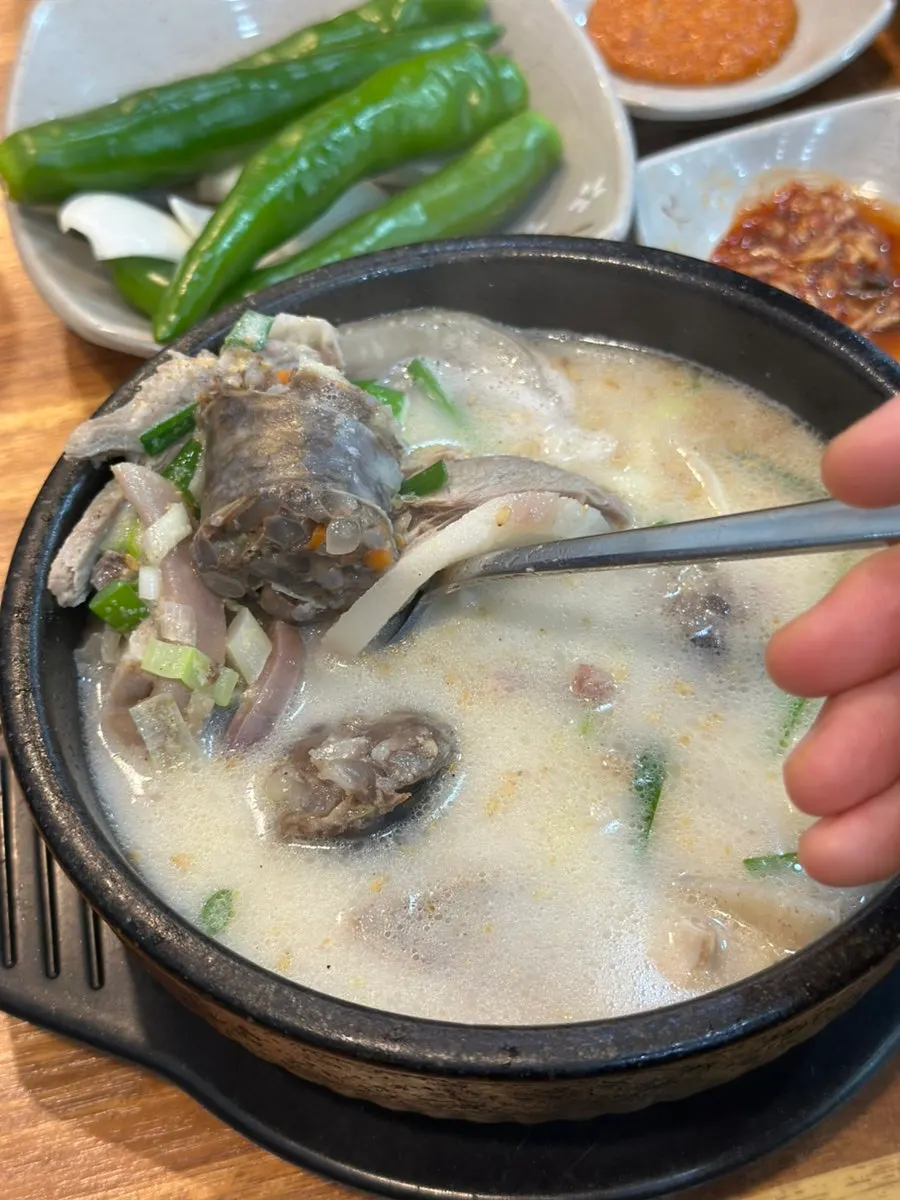다데기와 다진 고추를 넣어 붉어진 순대국밥