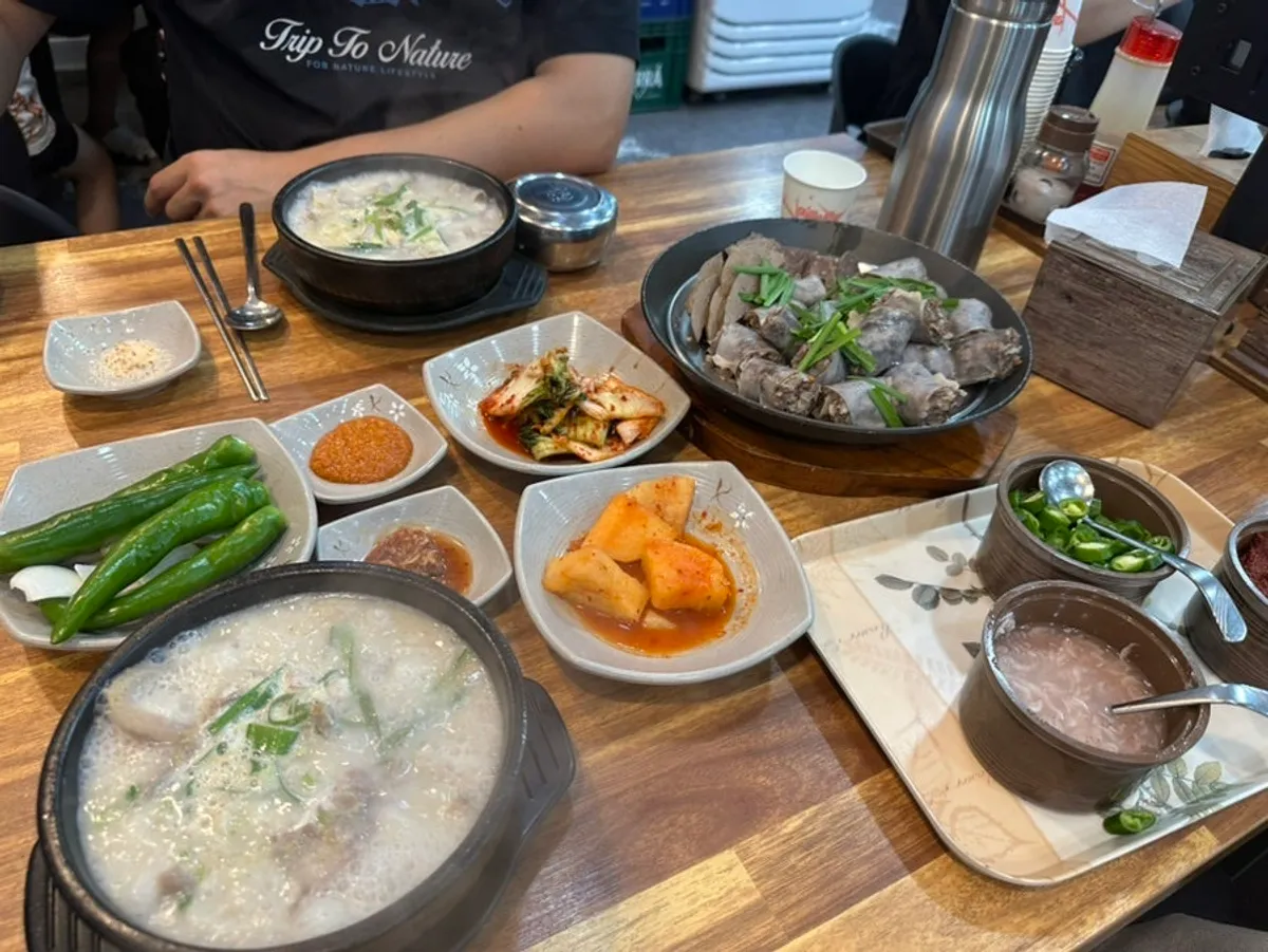 야채와 고기가 들어간 토종순대가 담긴 순대국밥