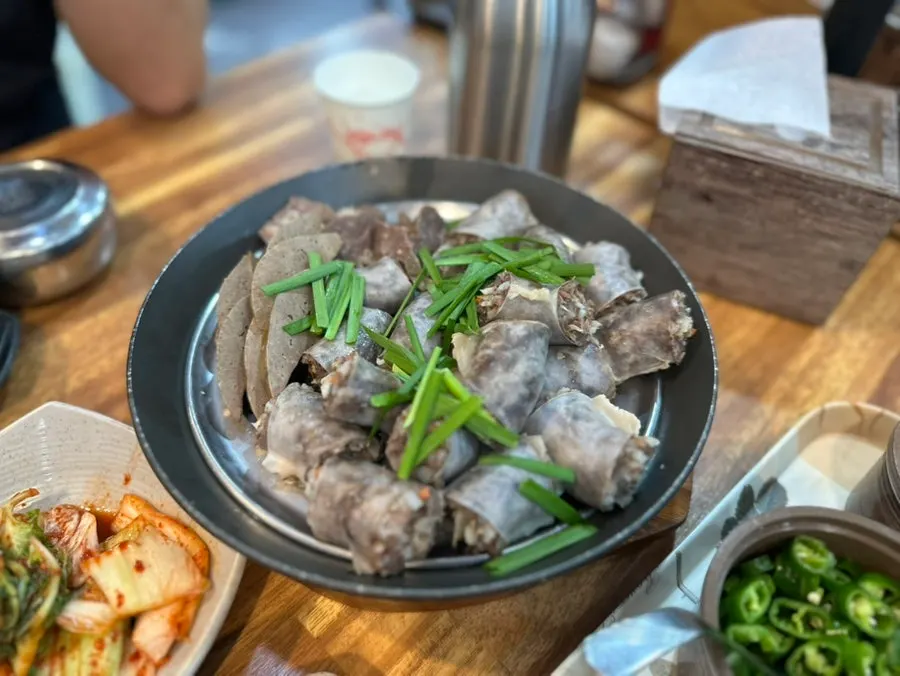 국밥 속 순대를 건져 올린 모습