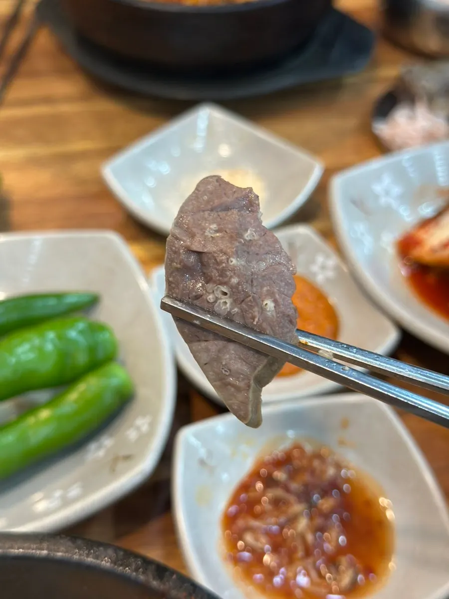 쌈장에 찍은 토종순대 한 점