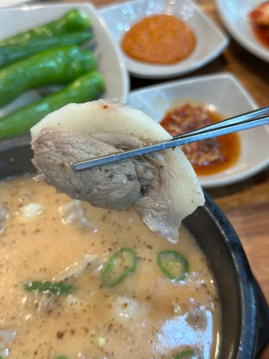 새우젓을 올린 순대 한 숟갈