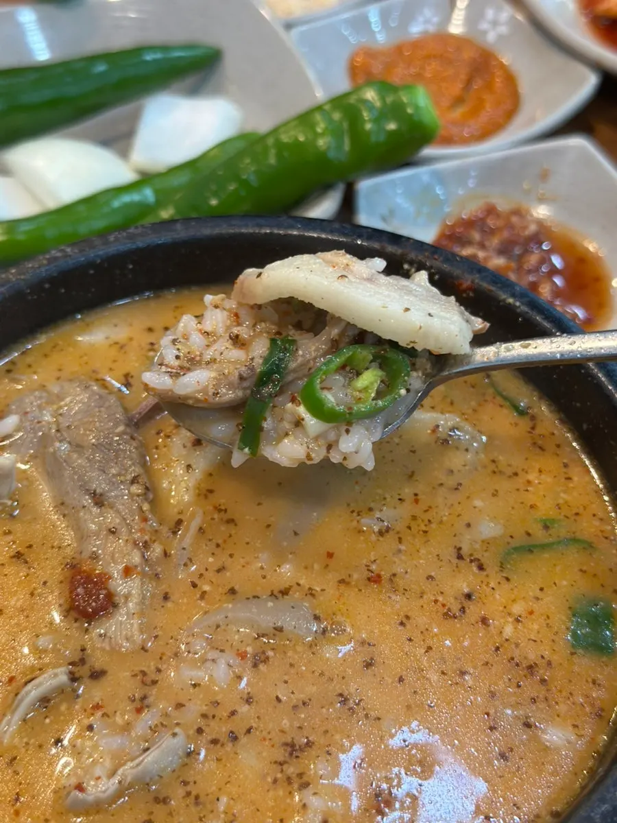 공기밥을 말아 비빈 순대국밥
