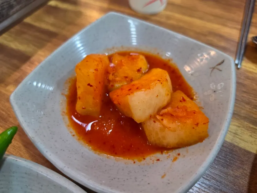 순대국과 기본 반찬이 놓인 테이블