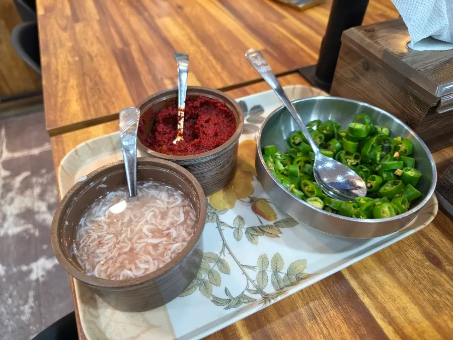 두 그릇으로 차려진 순대국 한 상