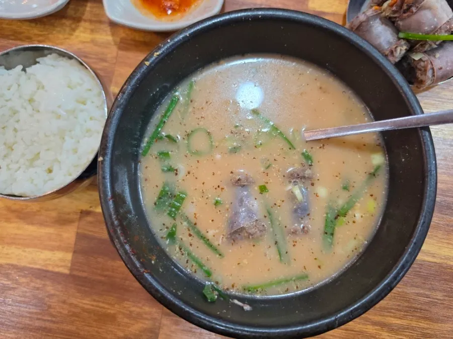 순대를 건져 올린 순대국 속 모습