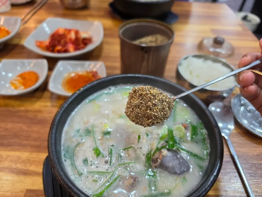 다데기를 넣어 붉어진 순대국 국물