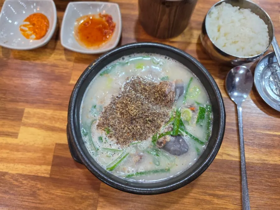 밥과 김치를 곁들여 먹는 순대국