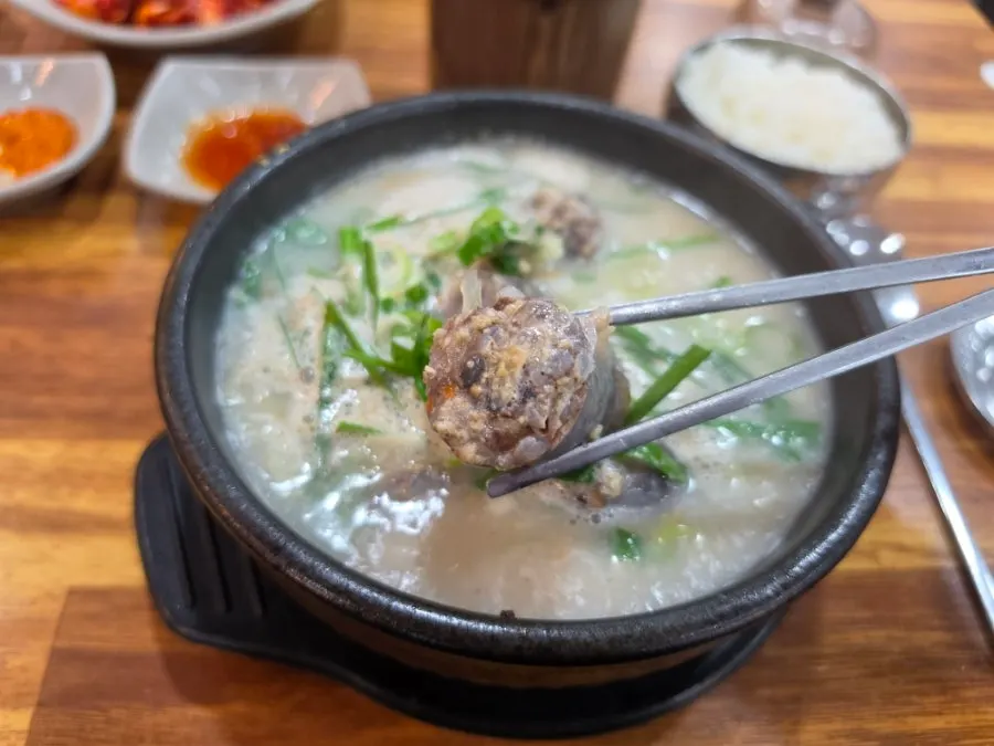 숟가락으로 떠올린 순대와 국물