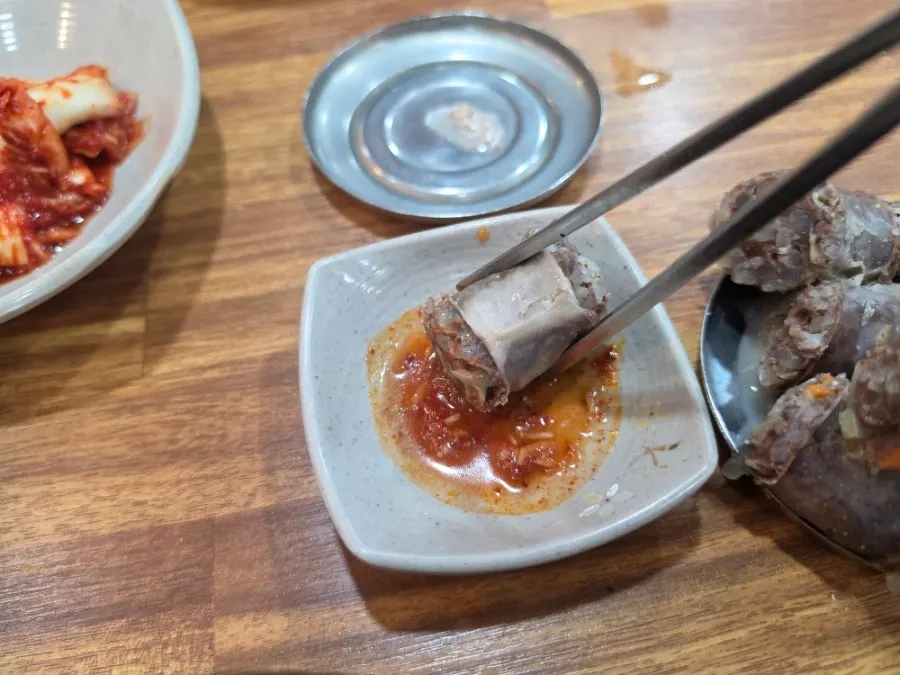 먹다 남은 순대국과 반찬 접시