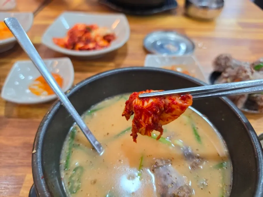순대국을 먹고 있는 테이블 풍경
