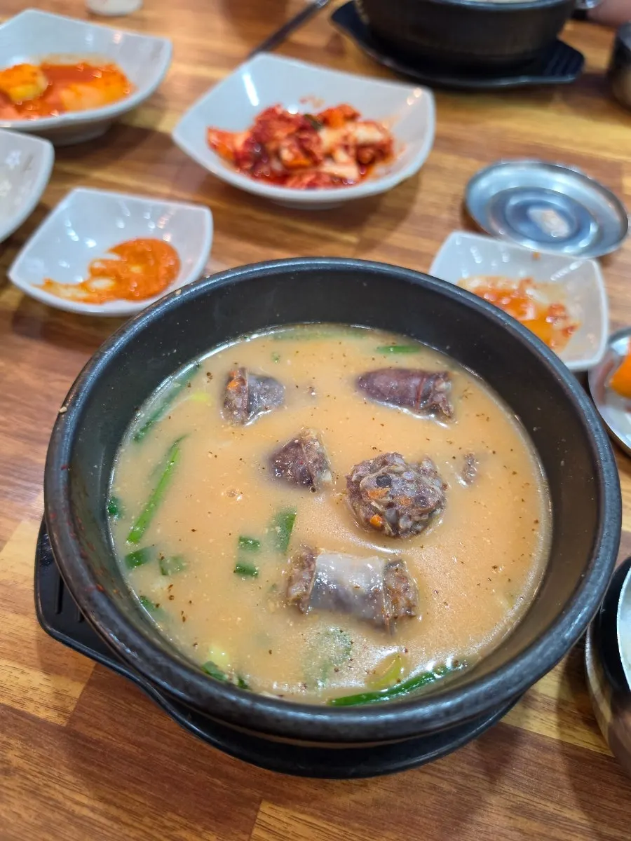 세로로 담은 순대국 한 그릇