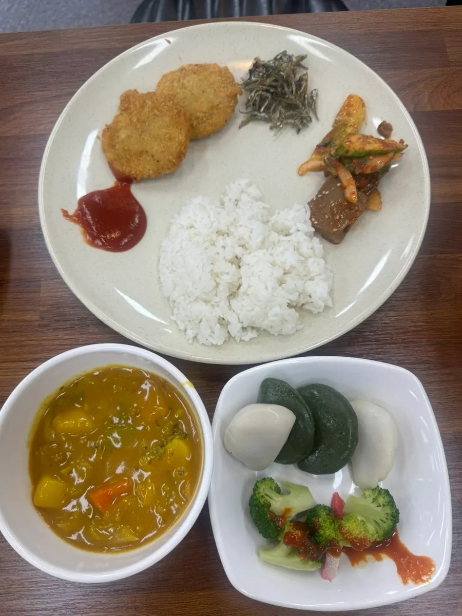 밥에 비벼 먹은 감자 카레 한 접시