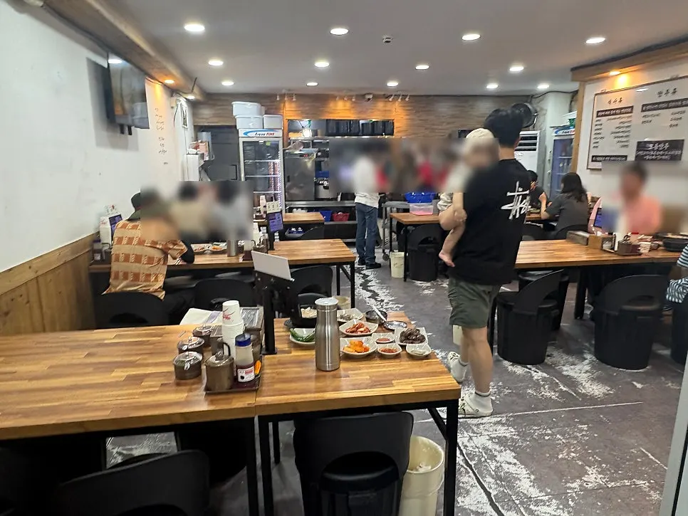 넓지 않은 순대국집 매장 내부와 테이블