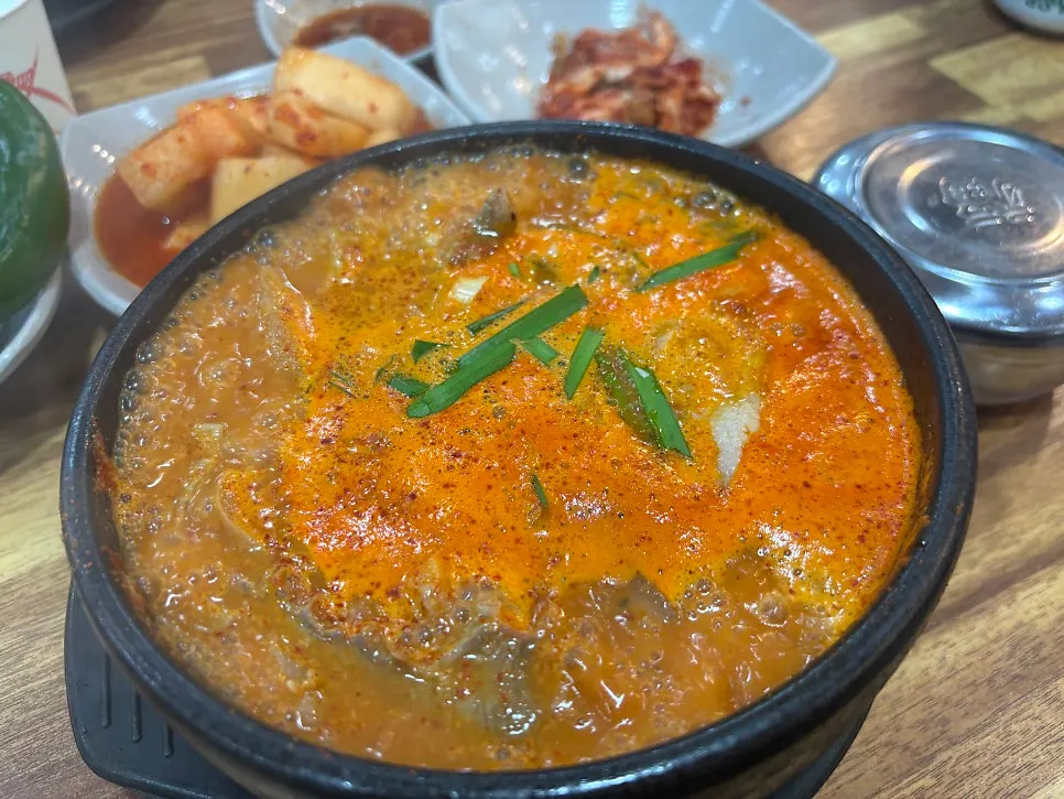 팔팔 끓여 나온 얼큰순대국 특 국물