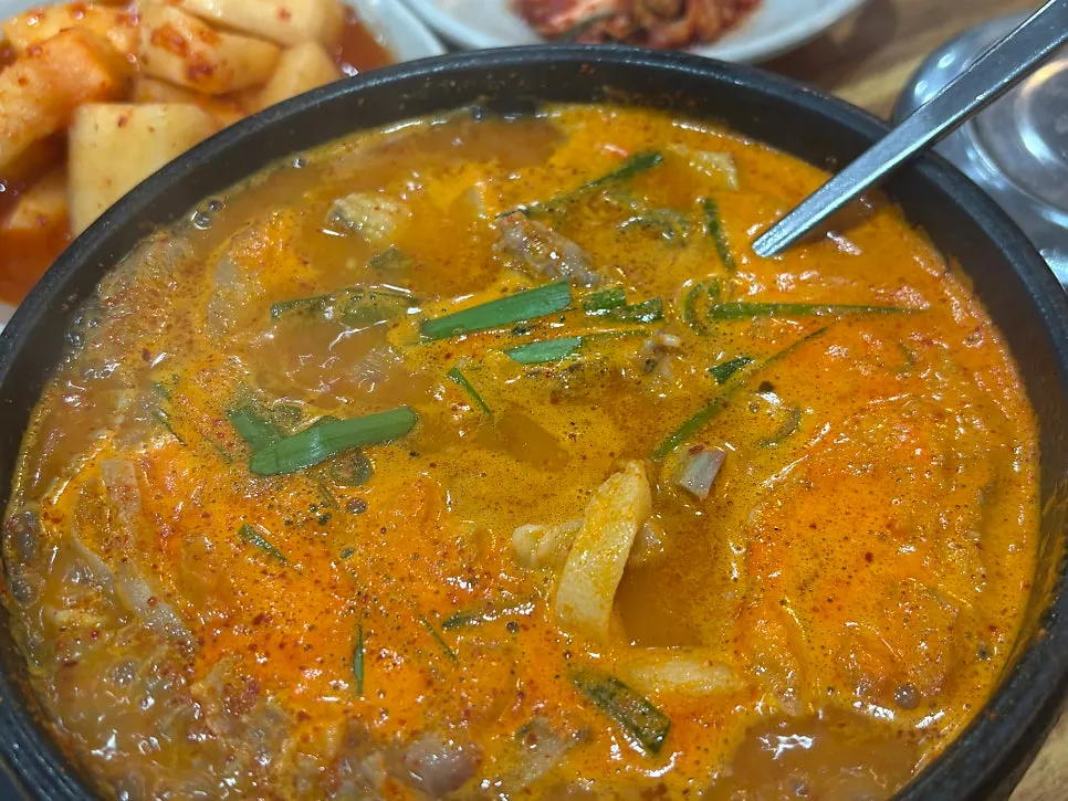 머릿고기와 토종순대가 담긴 얼큰순대국