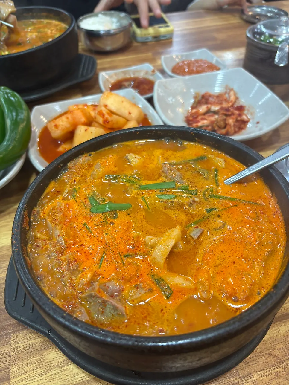 김치와 깍두기 등 기본 반찬 구성