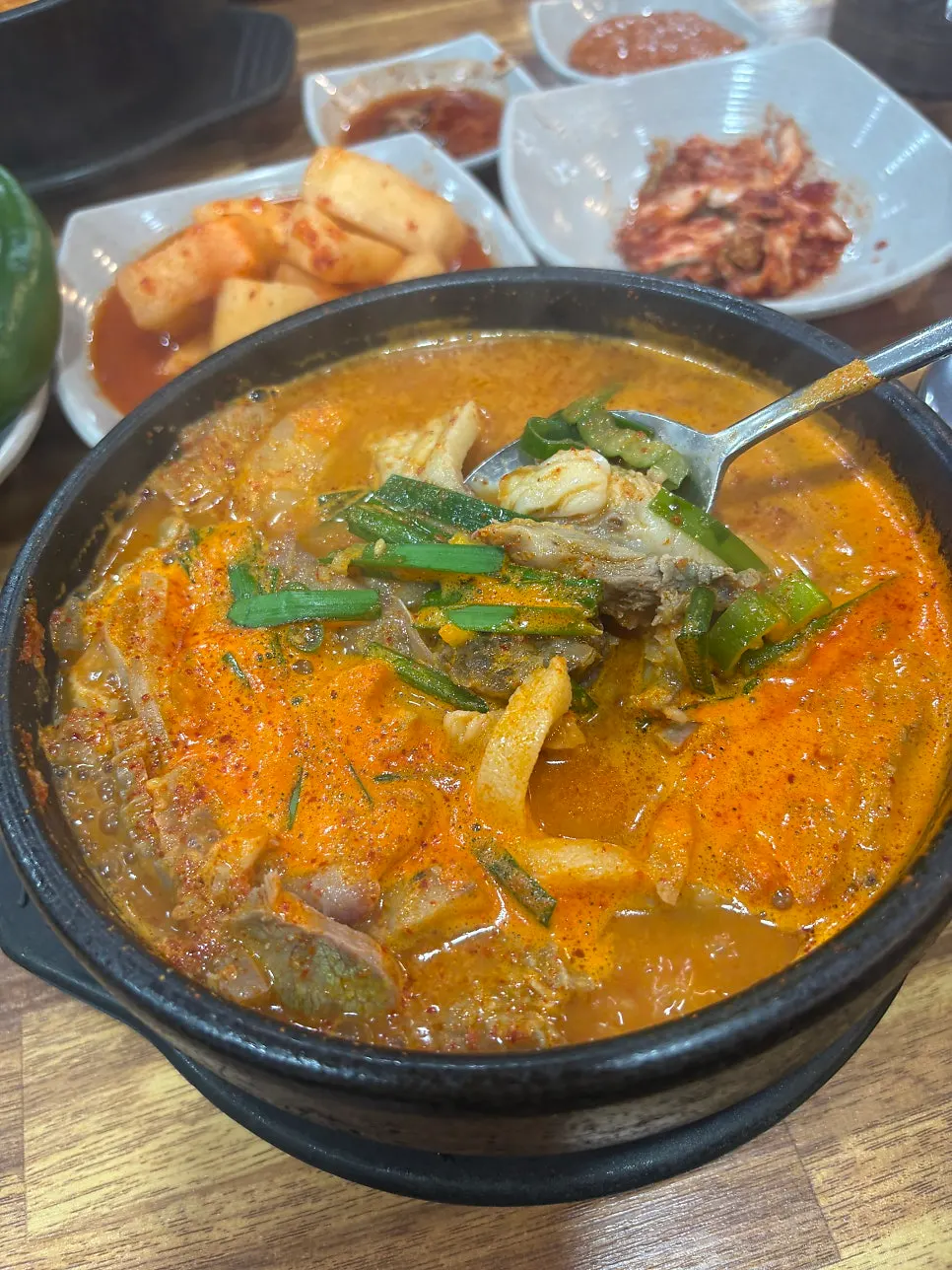 양파와 쌈장, 새우젓이 놓인 반찬 접시