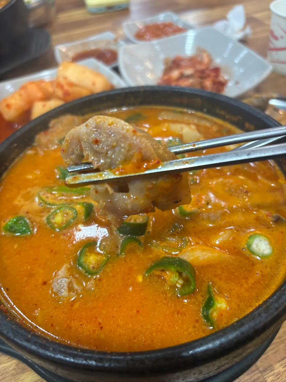 청양고추를 넣어 먹는 얼큰순대국