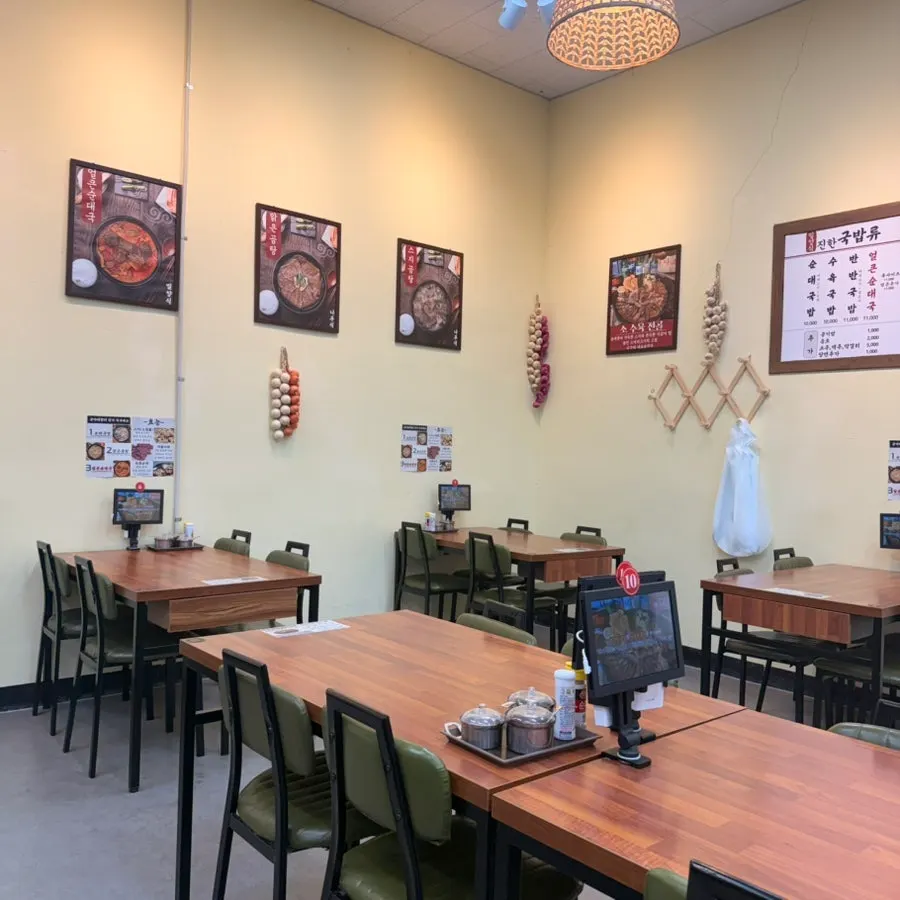 Dining hall at Geumganejangteo on a weekday evening