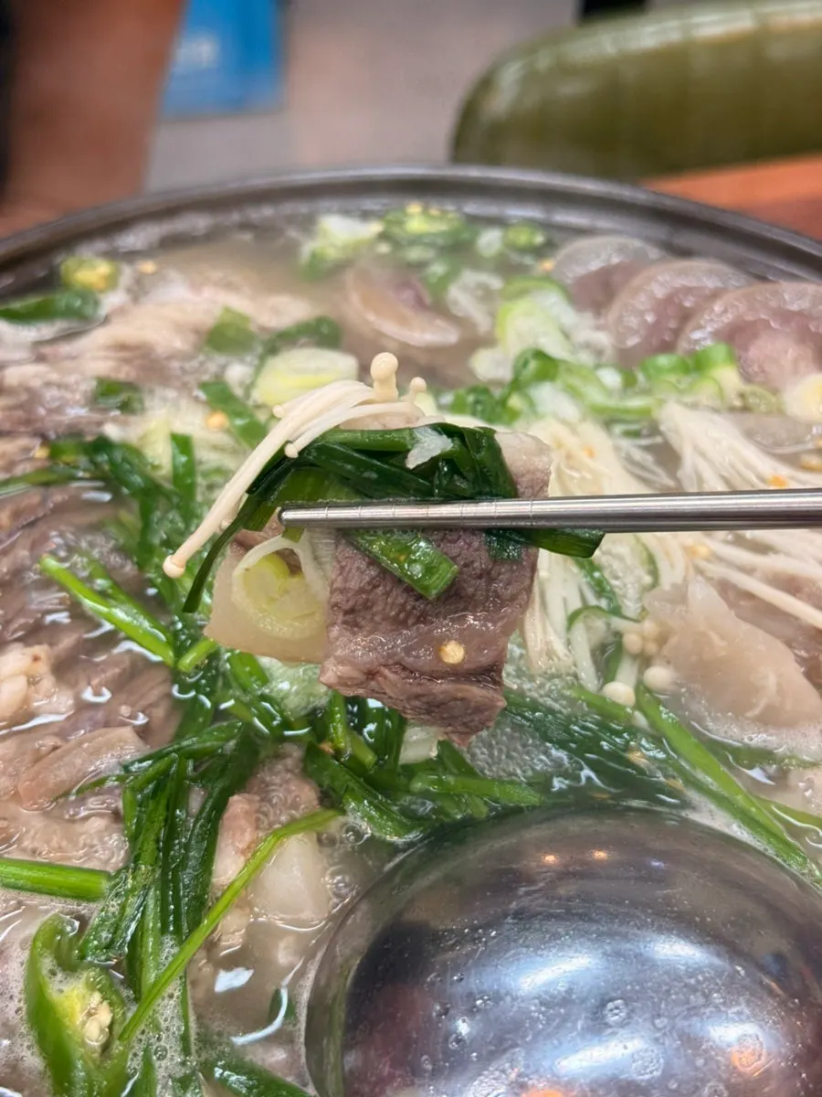 Sosuyuk jeongol bubbling with added chives