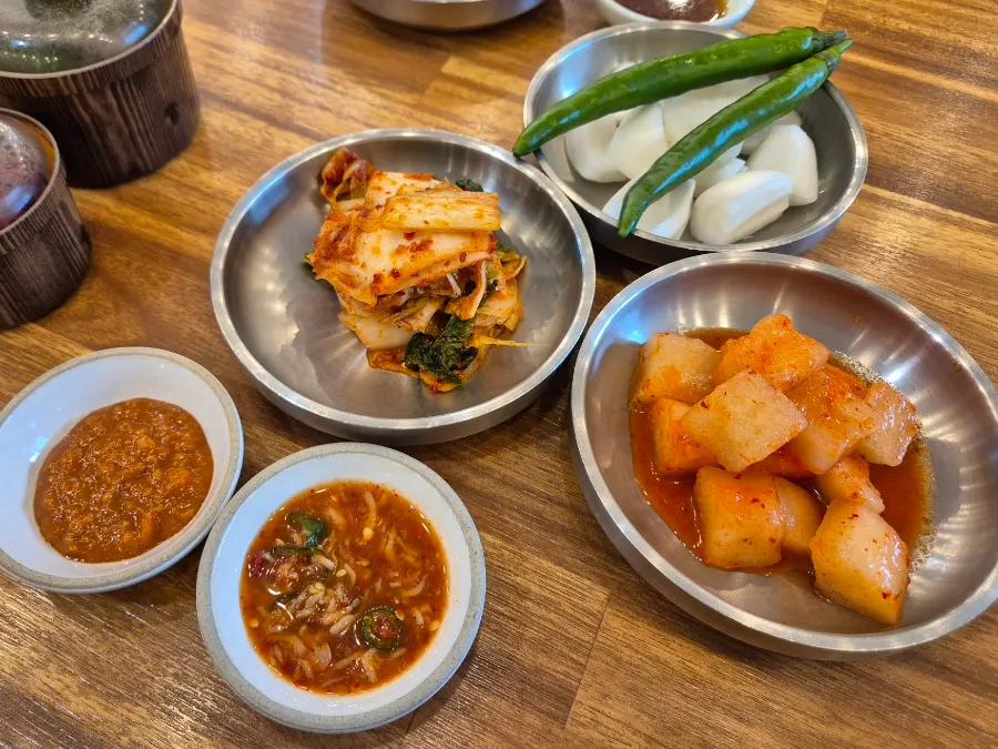 겉절이와 깍두기가 놓인 기본 반찬 상차림