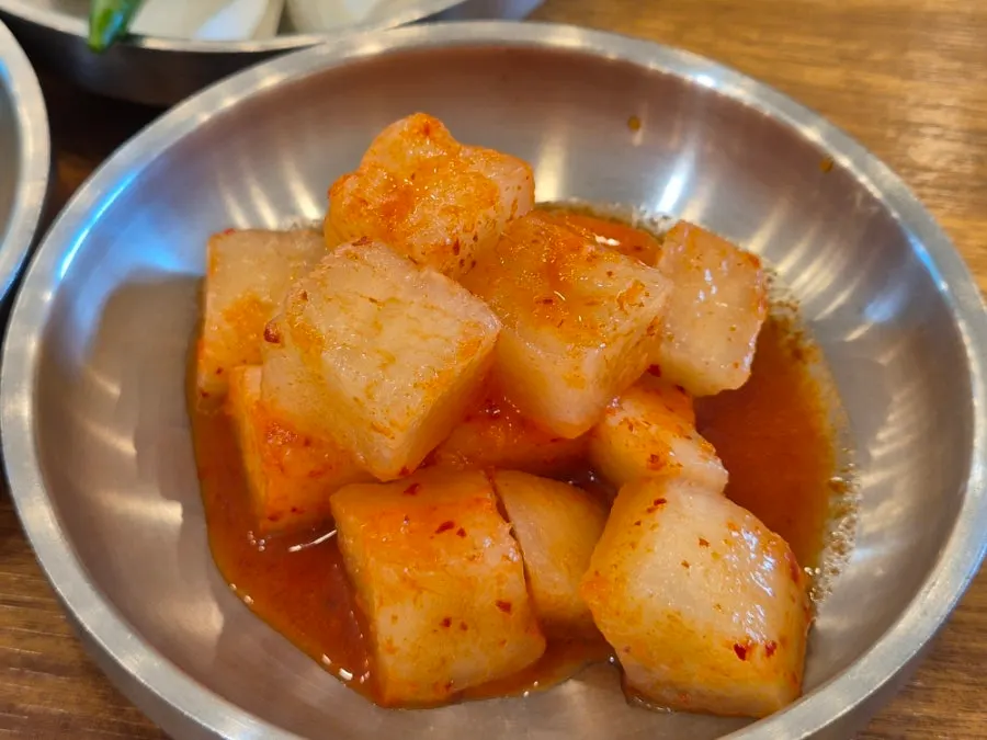 양파와 고추가 담긴 기본 반찬