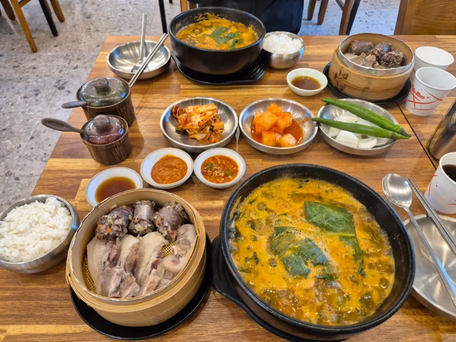 펄펄 끓는 채로 나온 뼈해장국 뚝배기