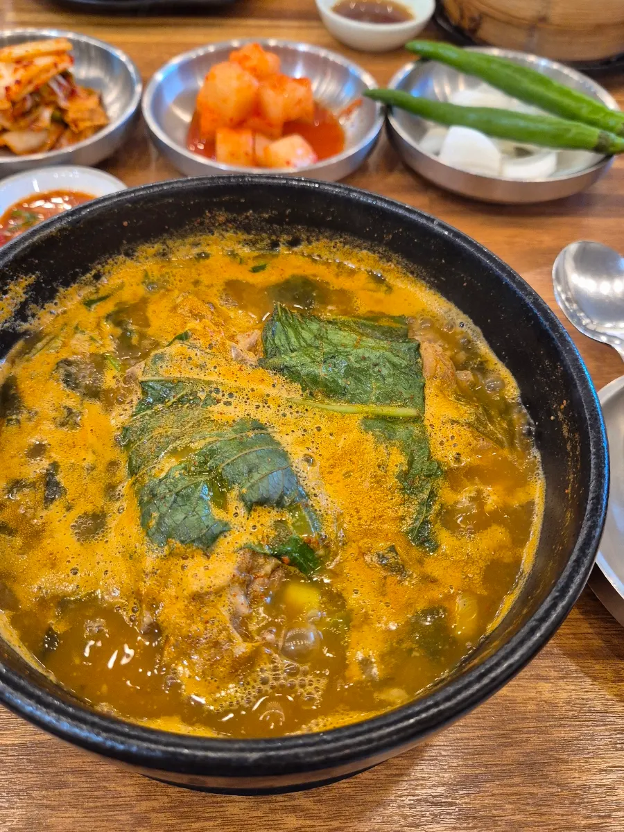공기밥과 비교되는 큰 뼈해장국 뚝배기