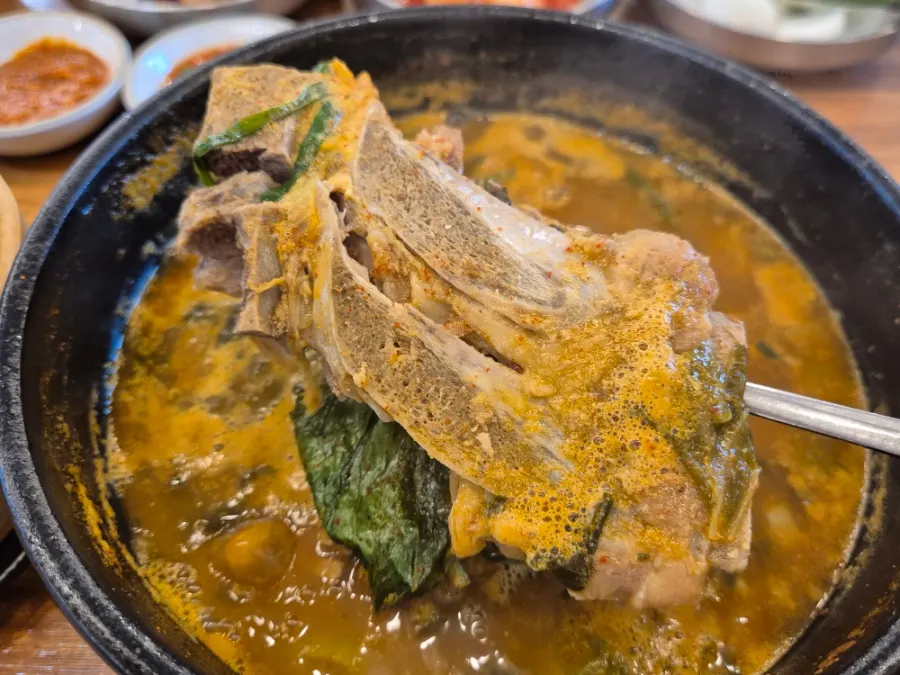 살이 꽉 찬 큼직한 뼈가 든 해장국