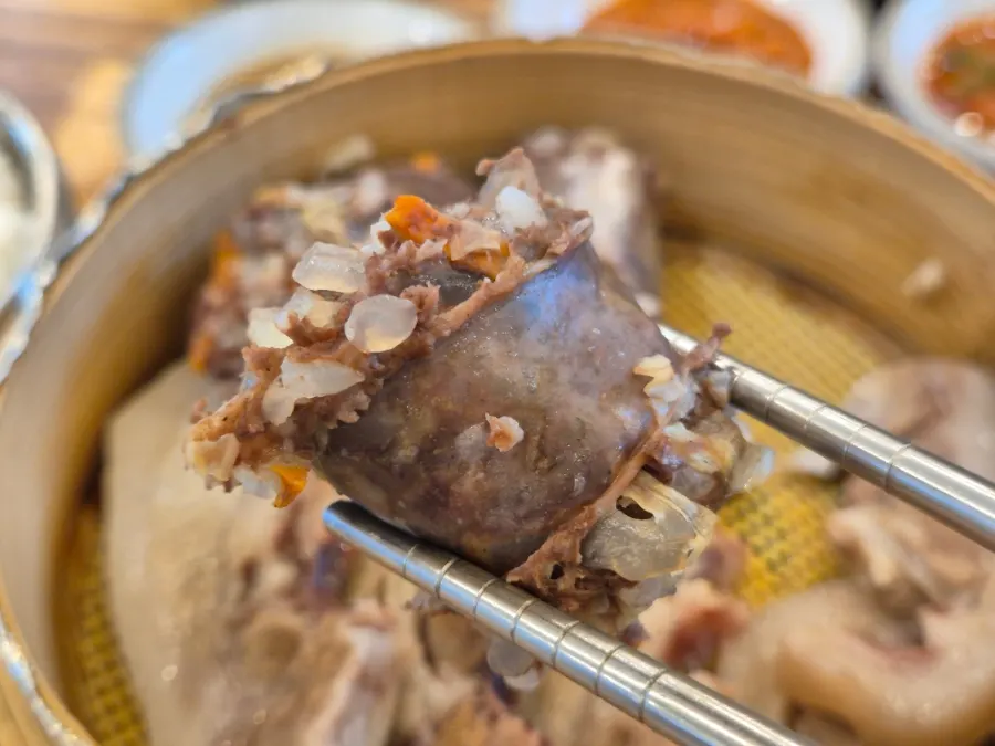 대나무통에 담겨 나온 순대와 수육
