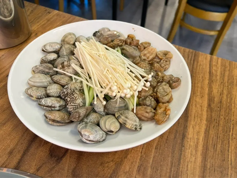 Seafood kalguksu with live clams and monggae