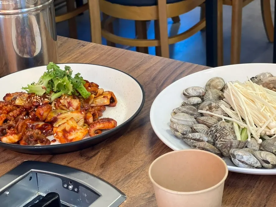 Table set with kalguksu and charcoal-grilled jjukkumi together