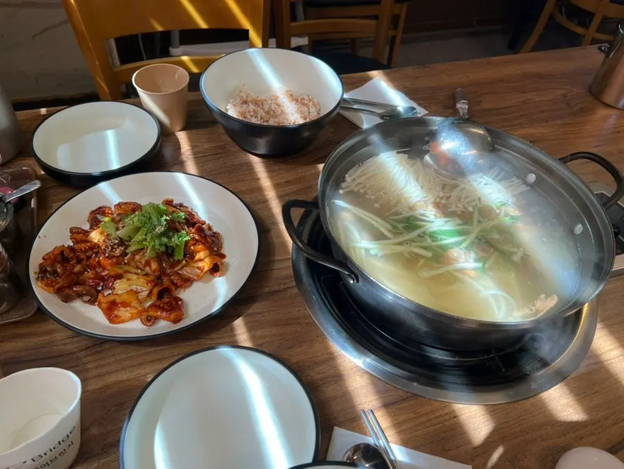 Eating jjukkumi and kalguksu together