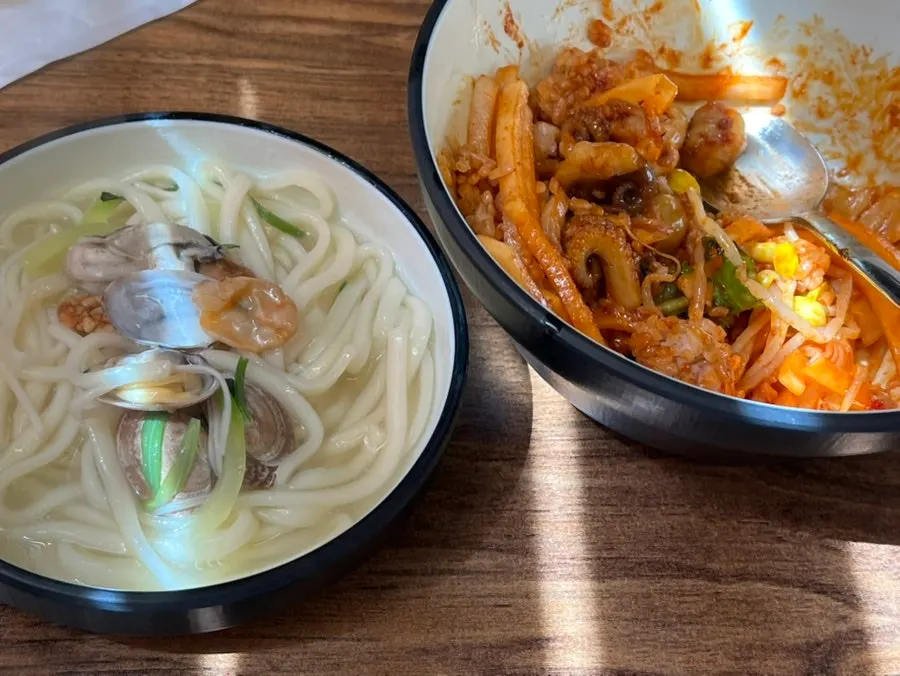 Table with kalguksu, jjukkumi and dumplings together