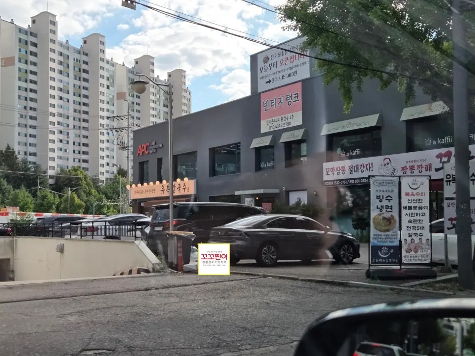 Restaurant front with an easy parking flow on a weekday afternoon