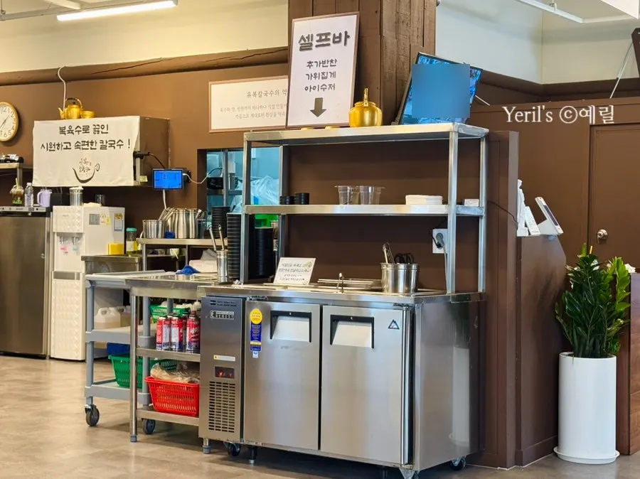 깔끔하게 정리된 후식 코너