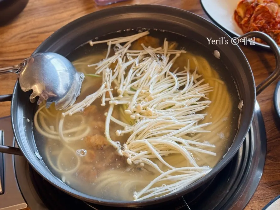 끓기 시작한 복어 육수 해물칼국수