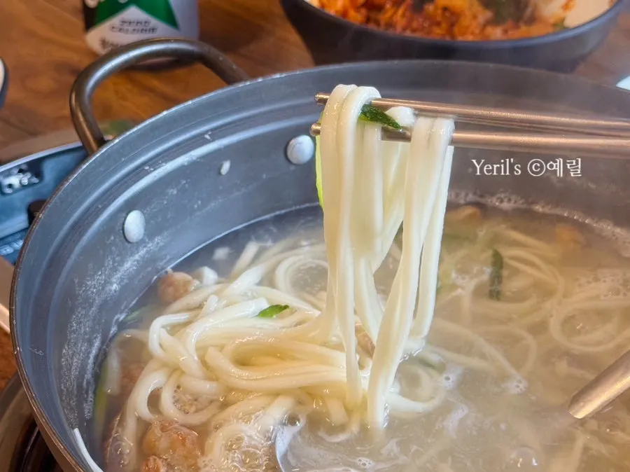 칼국수와 쭈꾸미볶음을 함께 놓은 한 상