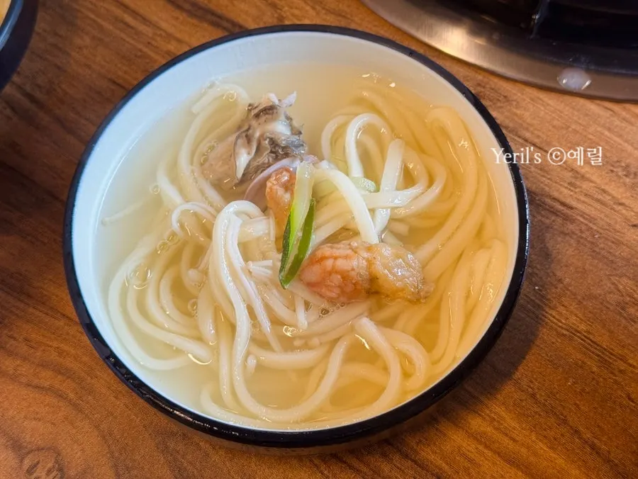 자가제면 칼국수 면발 건져 올린 모습