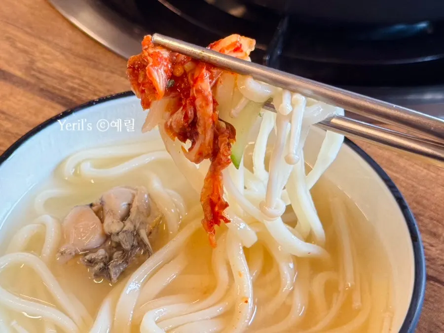 면발에 올린 겉절이 김치