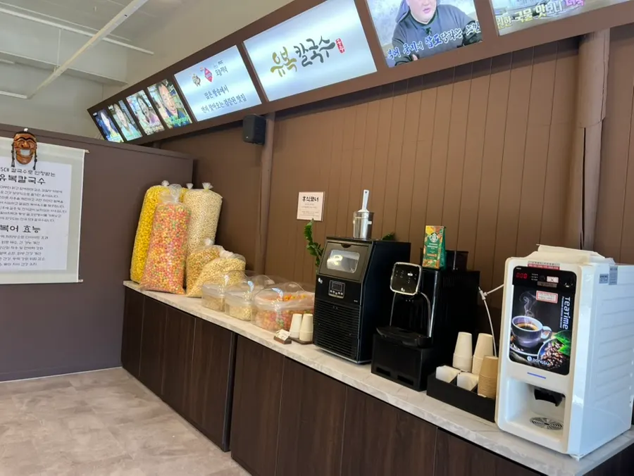Clean seating area inside Yubok Kalguksu