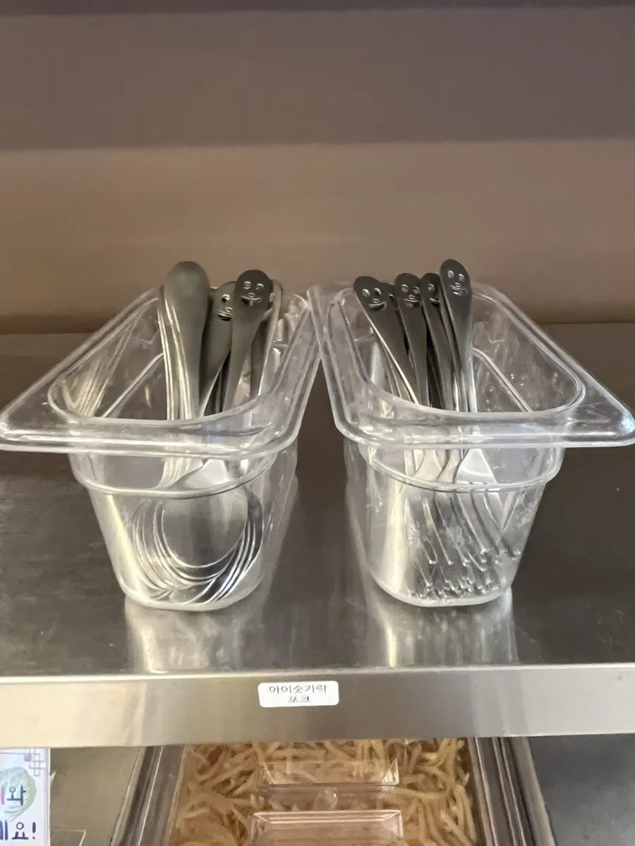 Extra side dishes and baby spoons at the self-bar