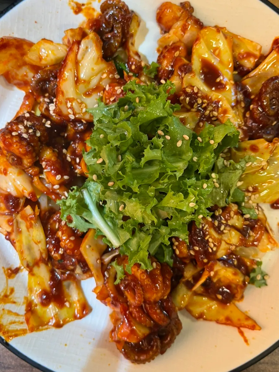 Charcoal-grilled jjukkumi stir-fry included in the set