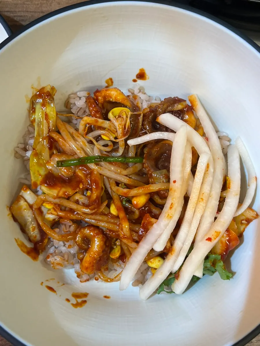 Charcoal-grilled jjukkumi mixed into barley rice