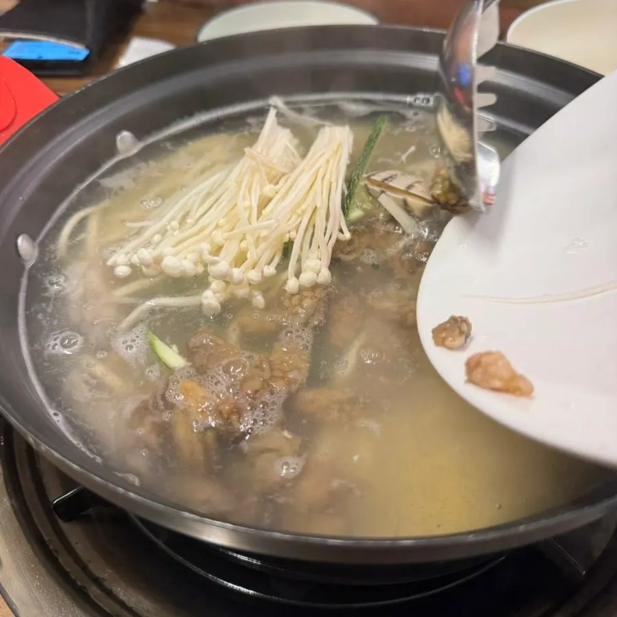 칼국수 국물을 떠올린 모습
