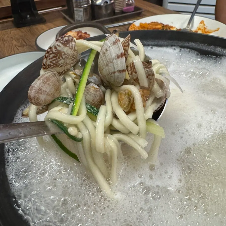 쫄깃한 칼국수 면발을 들어올린 모습