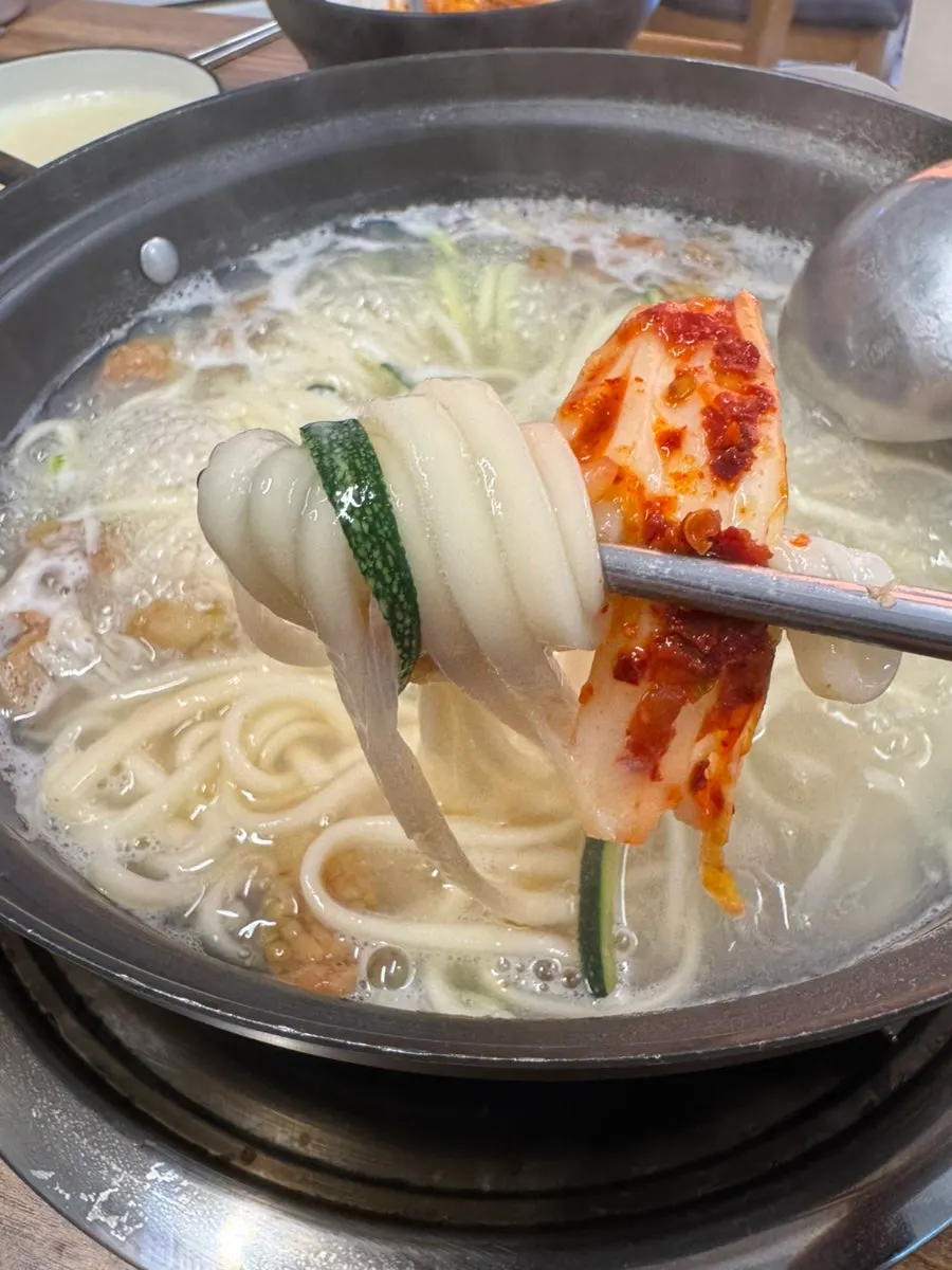 세로로 담은 유복칼국수 칼국수 한 그릇