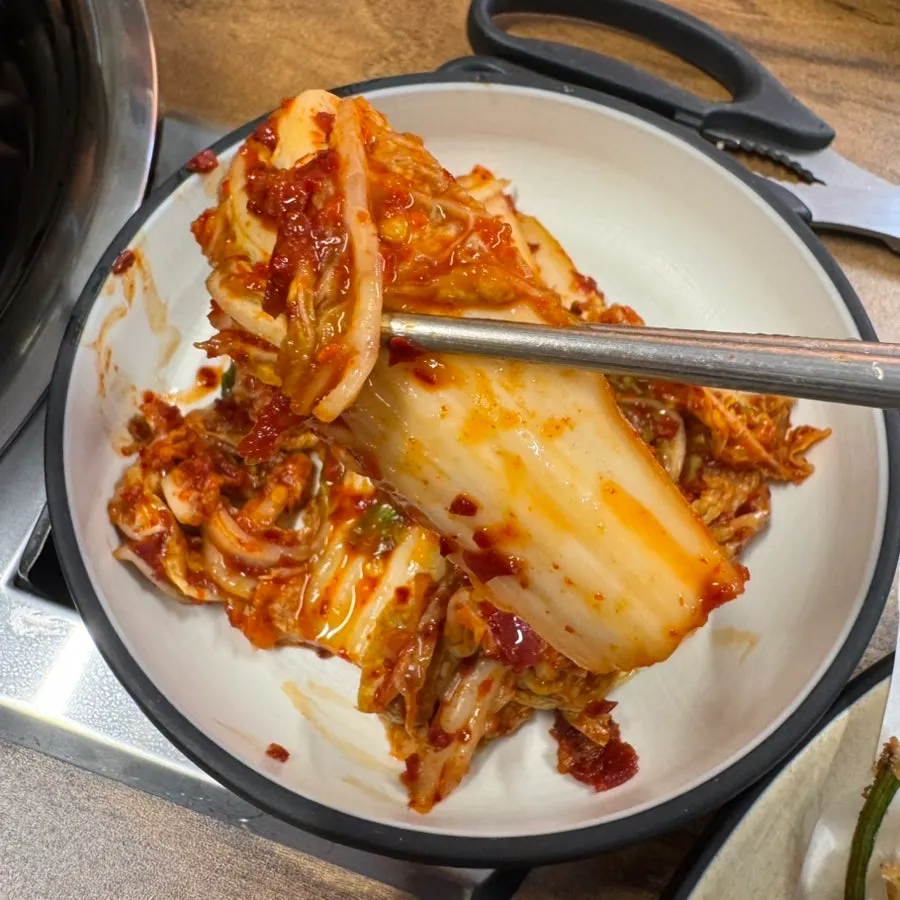 칼국수와 함께 먹는 아삭한 겉절이 김치