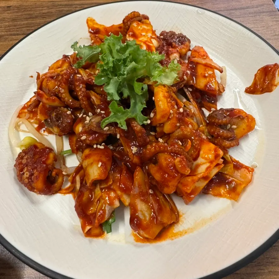 매콤한 쭈꾸미 덮밥 한 그릇