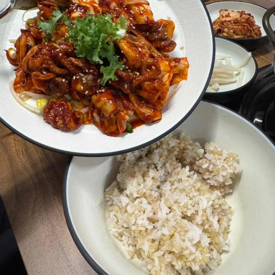 쭈꾸미 덮밥을 밥과 비빈 모습
